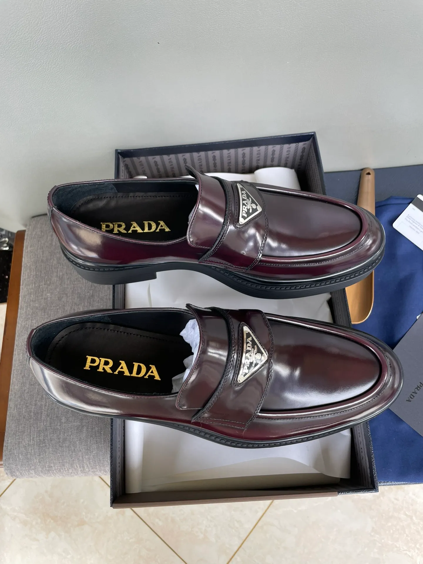 Men's shoes 💰860 💰Best recommendation✨PRADA Prada top purchasing quality imported upper with color-brushed edge beads carved toe design cowhide lining private molded TPU outsole non-slip, wear-resistant and elastic fashionable and versatile burgundy black blue 39-44 in stock (38, 45 customized for replacement, return and exchange)